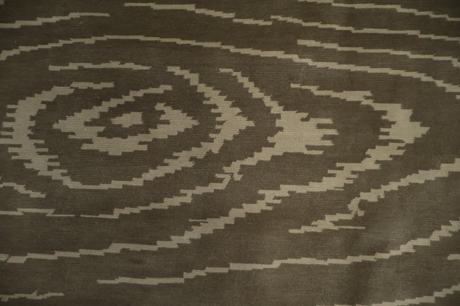 Modern Serenity: Neutral Tones Rug with Hypnotic Design 8x12