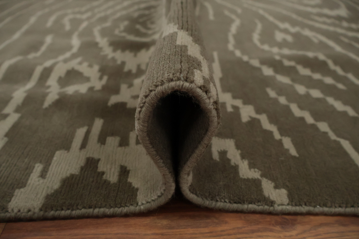 Modern Serenity: Neutral Tones Rug with Hypnotic Design 8x12