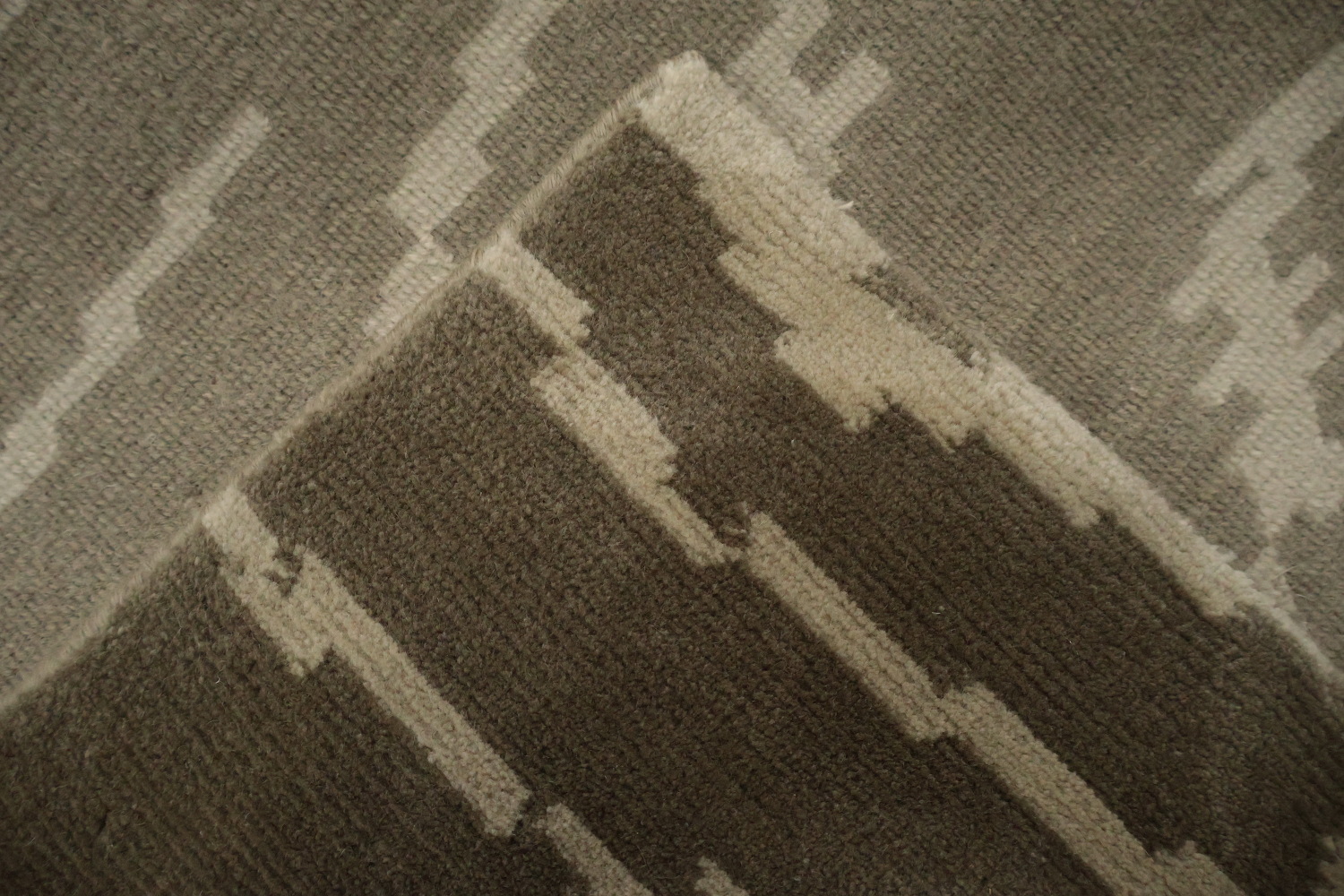 Modern Serenity: Neutral Tones Rug with Hypnotic Design 8x12