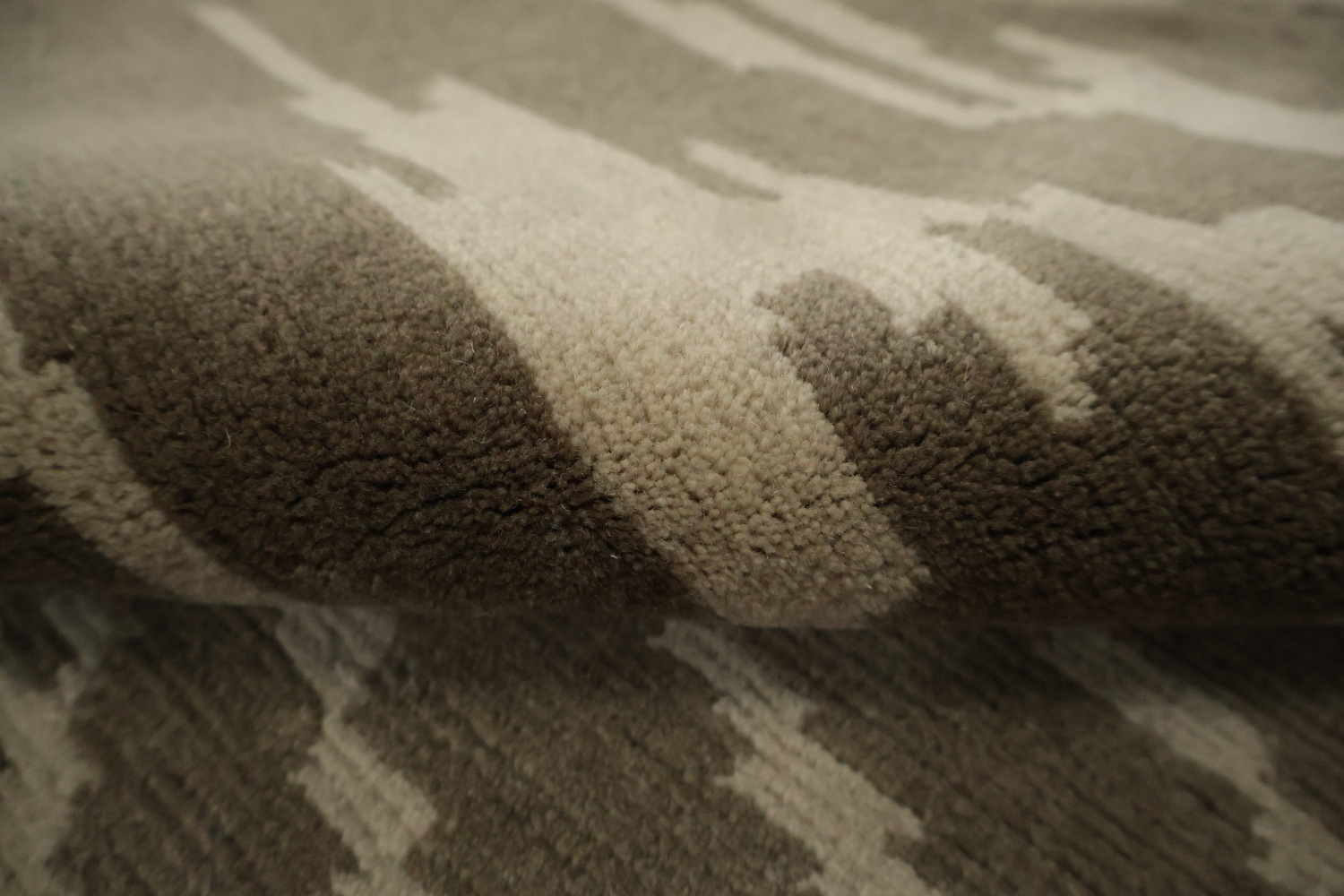 Modern Serenity: Neutral Tones Rug with Hypnotic Design 8x12