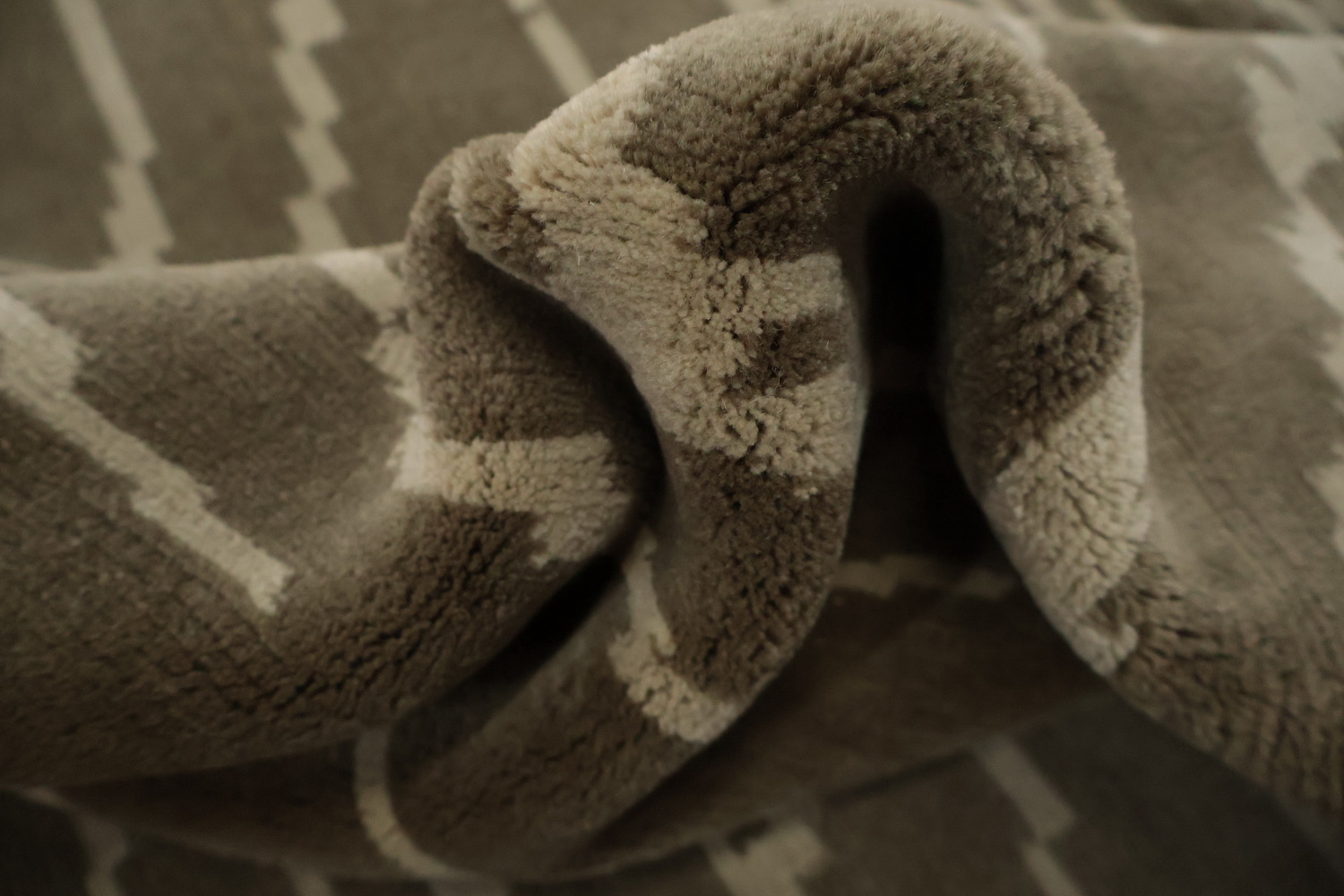 Modern Serenity: Neutral Tones Rug with Hypnotic Design 8x12