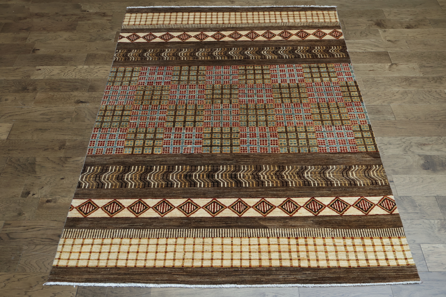 Warm and Inviting Ethnic Patterned Area Rug Design 7x9