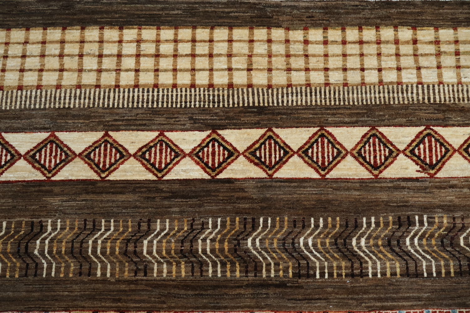 Warm and Inviting Ethnic Patterned Area Rug Design 7x9