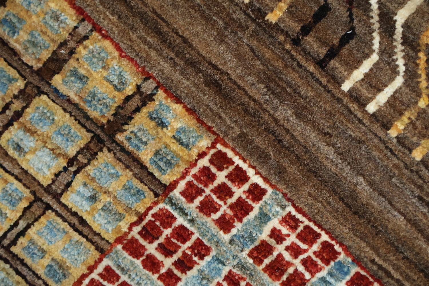 Warm and Inviting Ethnic Patterned Area Rug Design 7x9