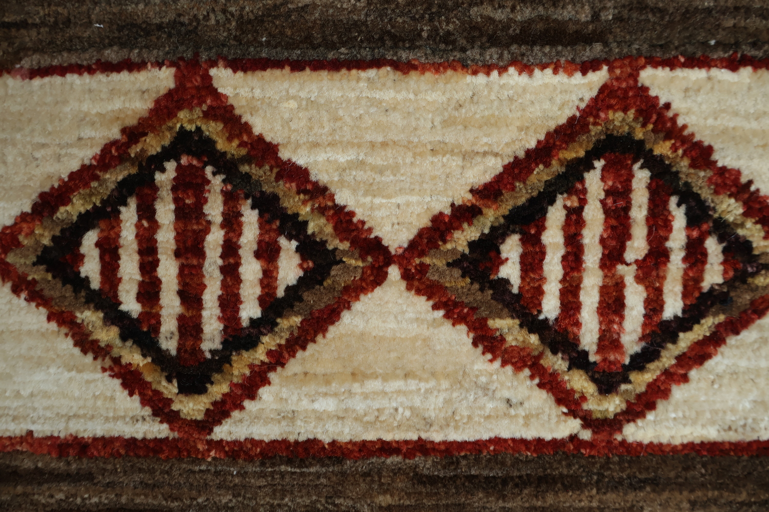 Warm and Inviting Ethnic Patterned Area Rug Design 7x9