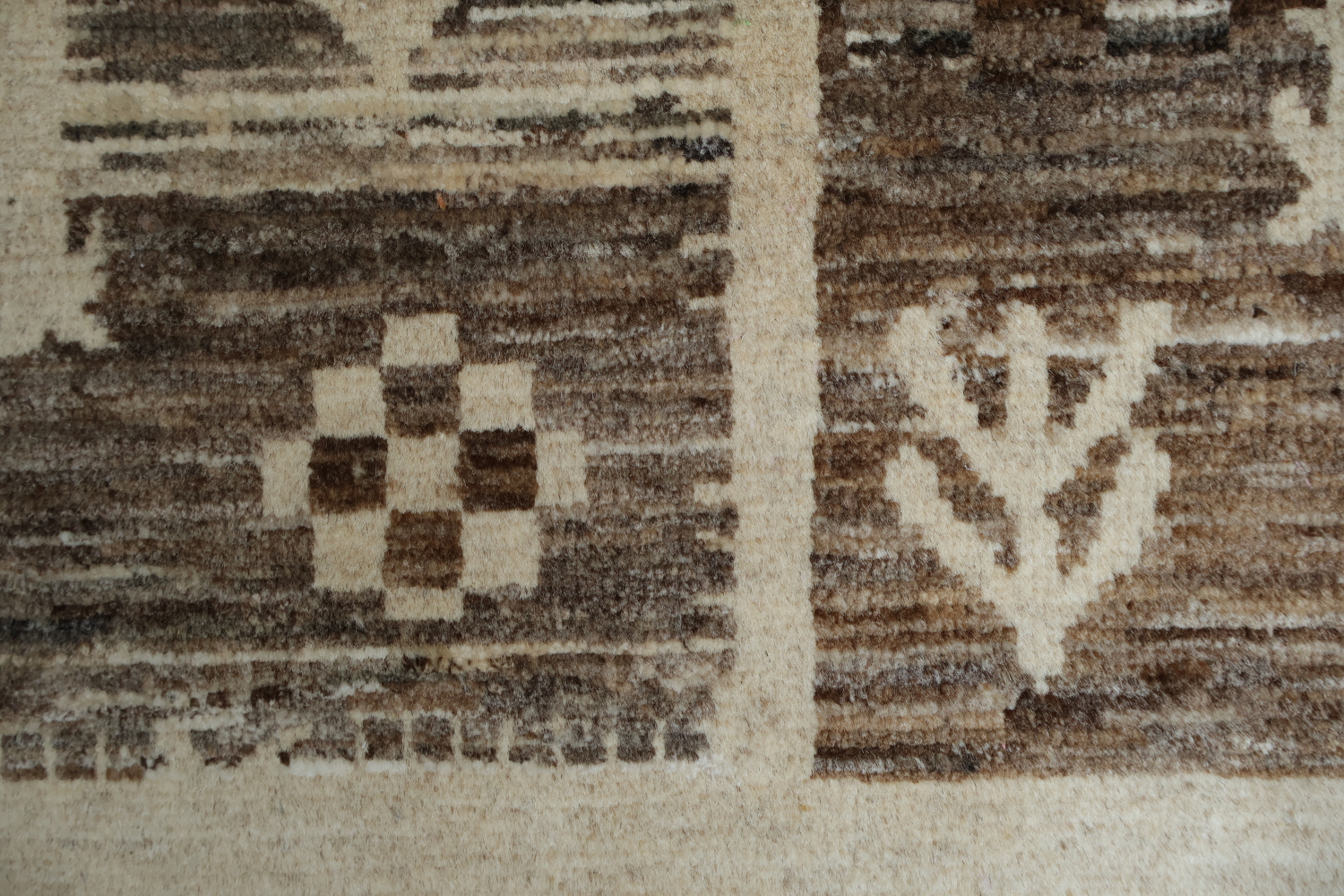 Handcrafted Wool Rug with Geometric Tribal Patterns 5x8