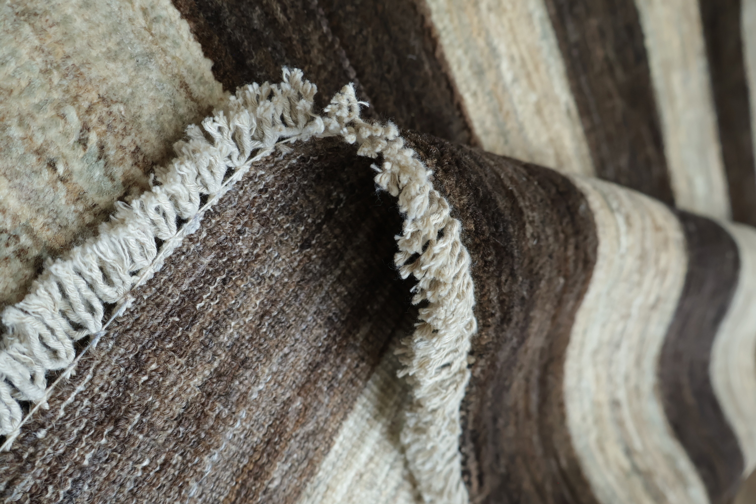 Elegant Horizontal Stripes Rug for Contemporary Interiors 6x9