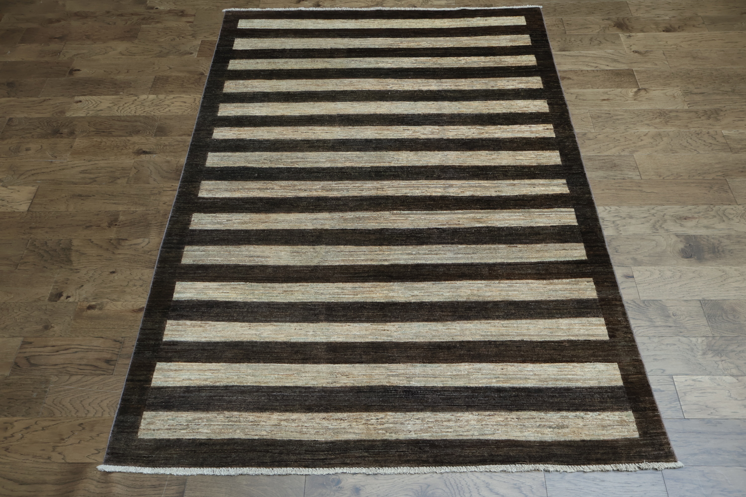Elegant Horizontal Stripes Rug for Contemporary Interiors 6x9