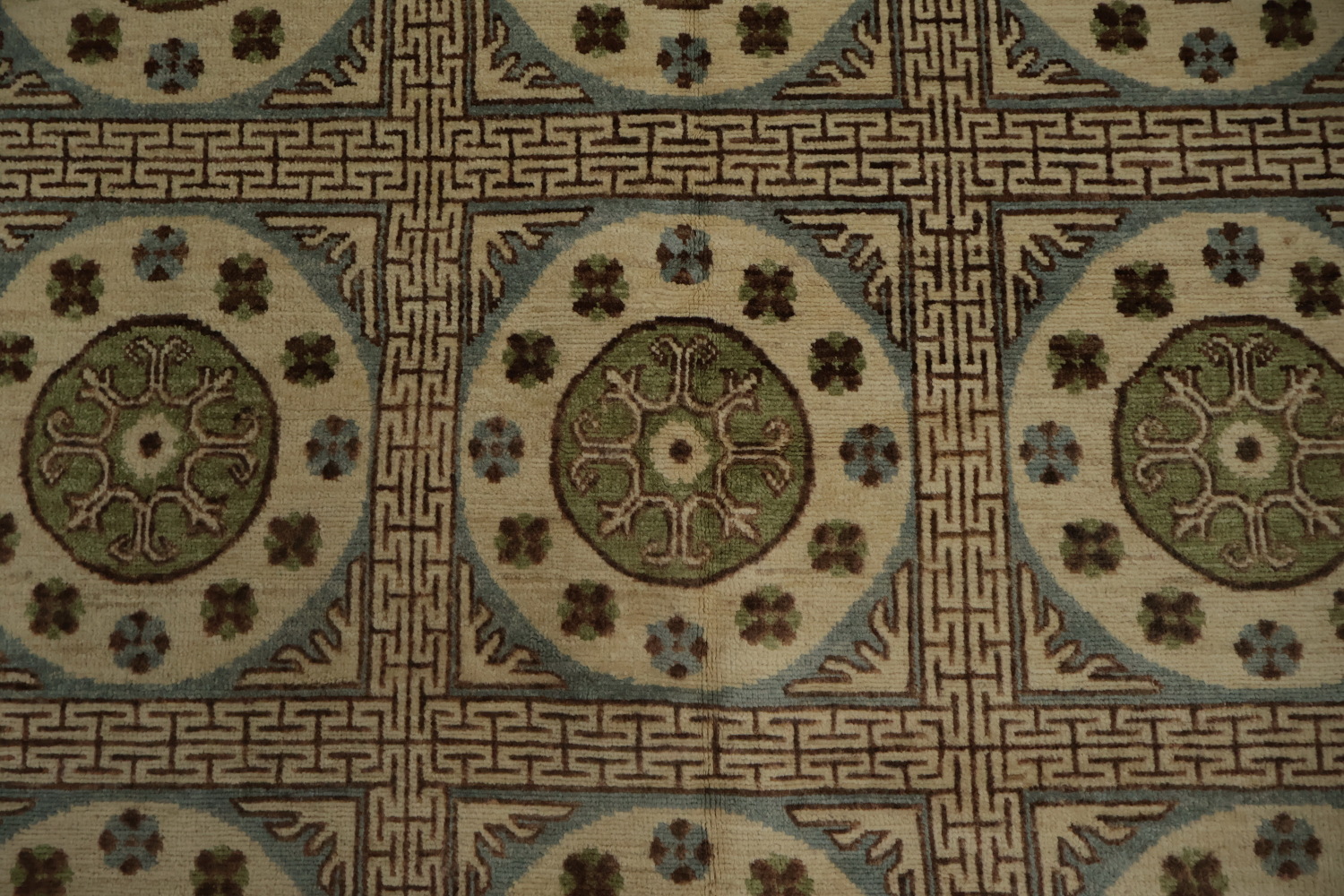 Classic Oriental Khotan Area Rug 6x10 with Timeless Circular Motifs