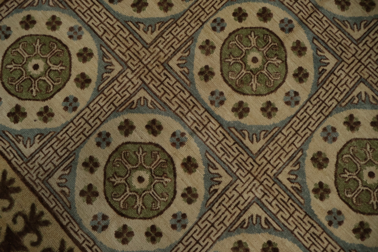 Classic Oriental Khotan Area Rug 6x10 with Timeless Circular Motifs
