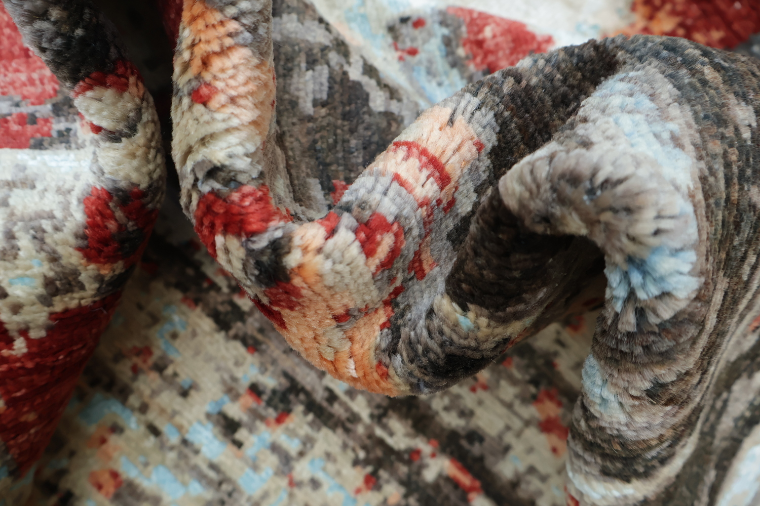 Modern Rug with Abstract Brushstroke Design 7x10