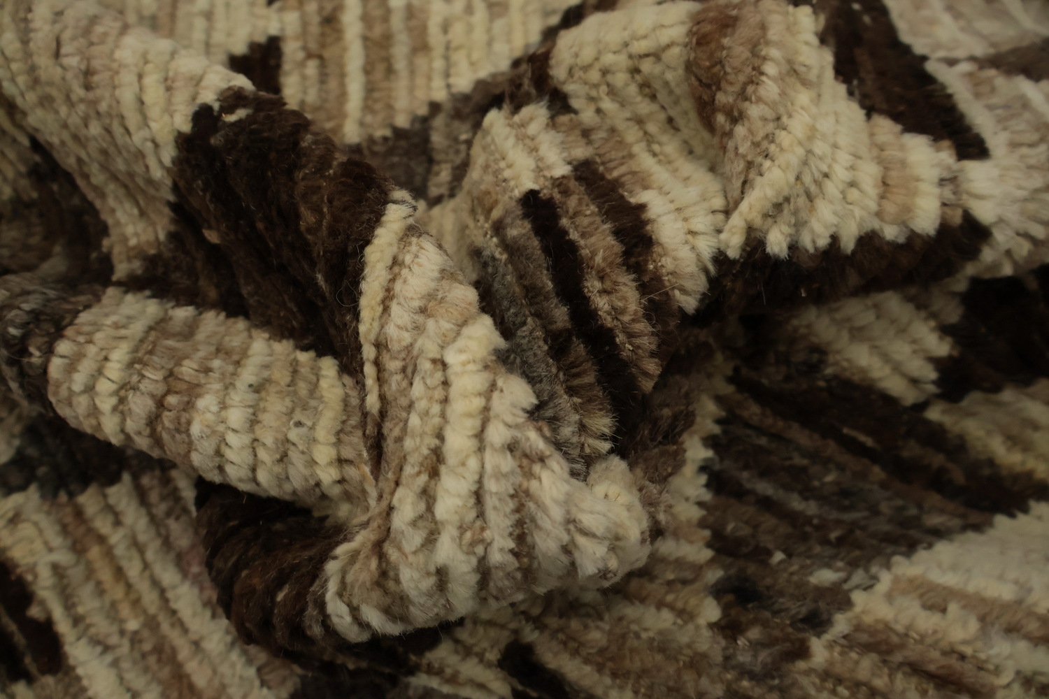 Chic Kashkoli Area Rug 6x10 Brown and Beige Triangle Design Accent
