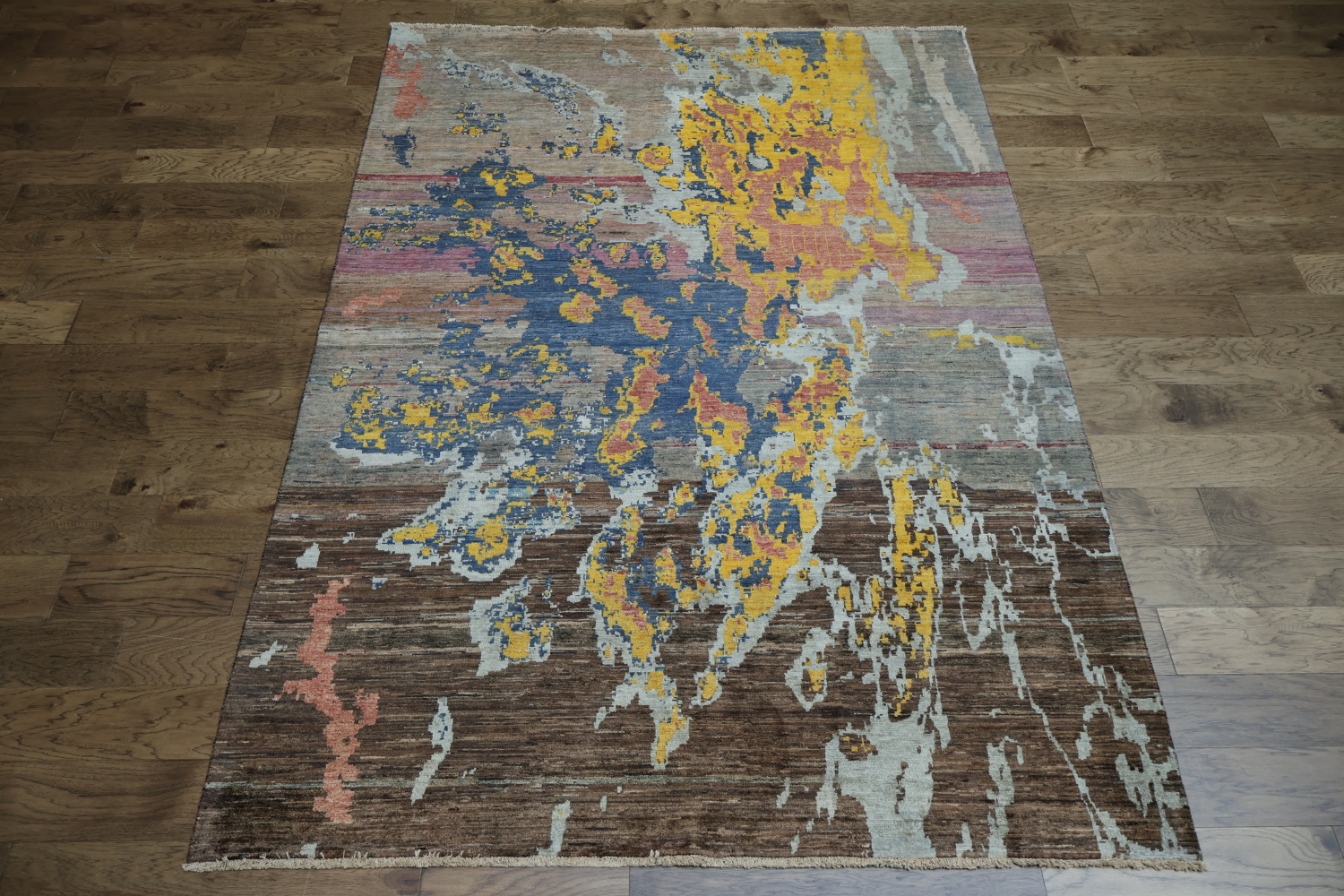 Abstract Artistry: Contemporary Rug with Vibrant Paint Splashes 7x9