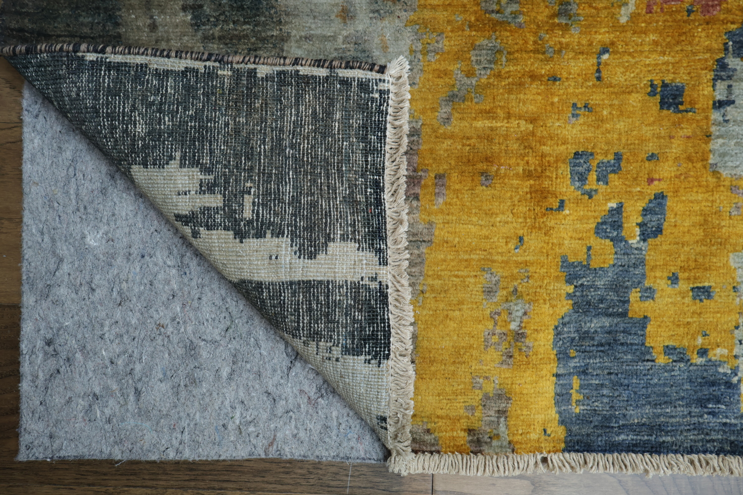 Abstract Artistry: Contemporary Rug with Vibrant Paint Splashes 7x9
