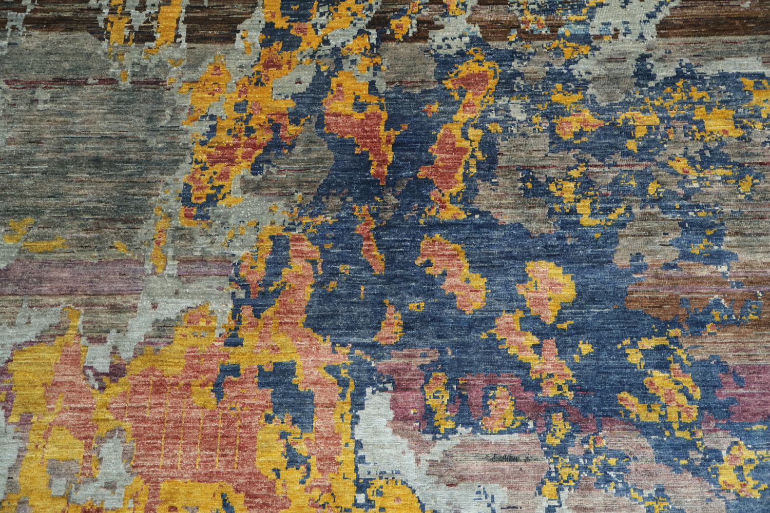 Abstract Artistry: Contemporary Rug with Vibrant Paint Splashes 7x9
