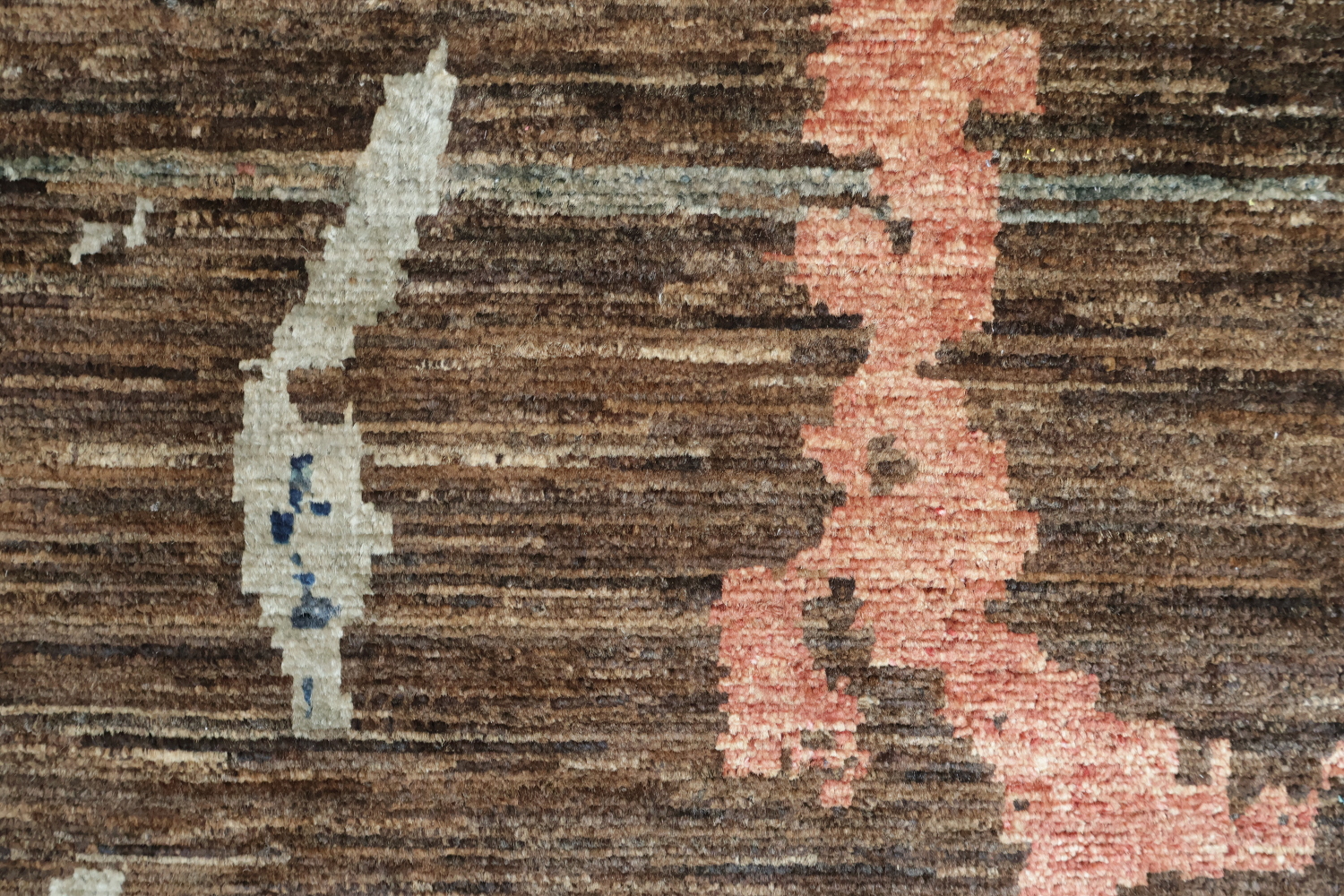 Abstract Artistry: Contemporary Rug with Vibrant Paint Splashes 7x9