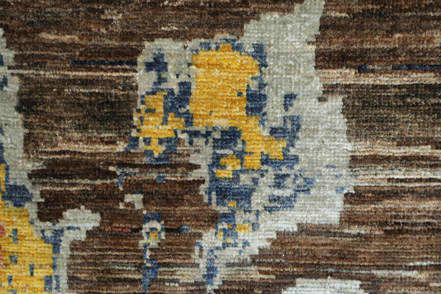 Abstract Artistry: Contemporary Rug with Vibrant Paint Splashes 7x9