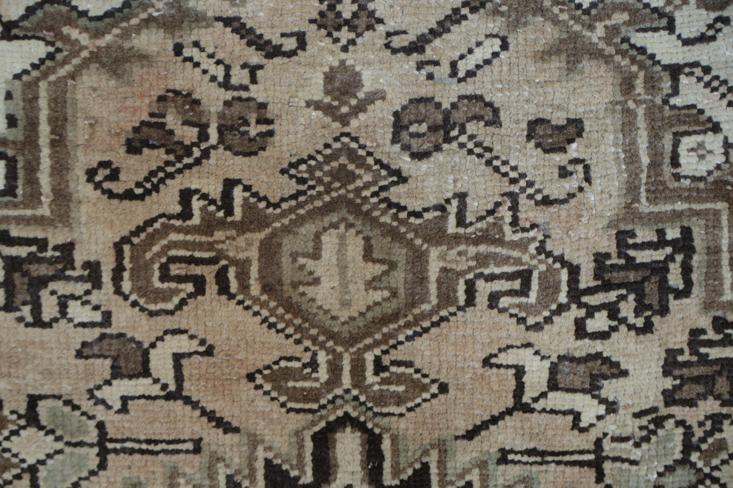 Classic Muted Peach Heriz Persian Area Rug in Neutral Tones 8x10