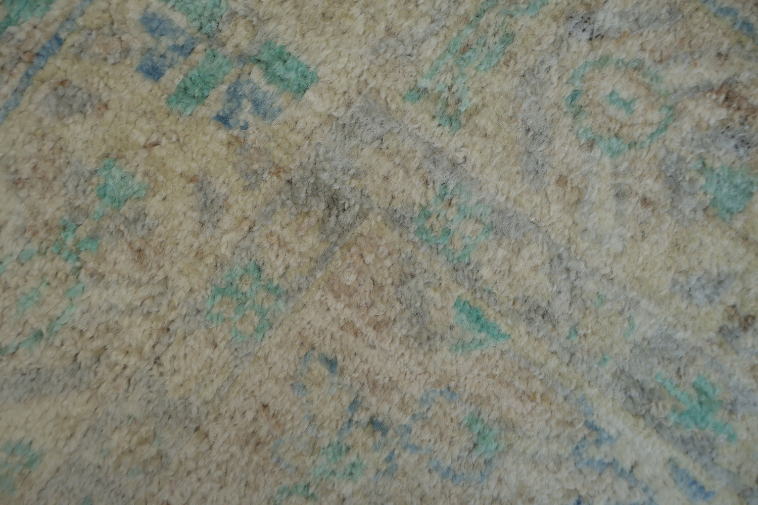 High-Quality Beige Rug with Timeless Blue Accents and Patterns 4x5