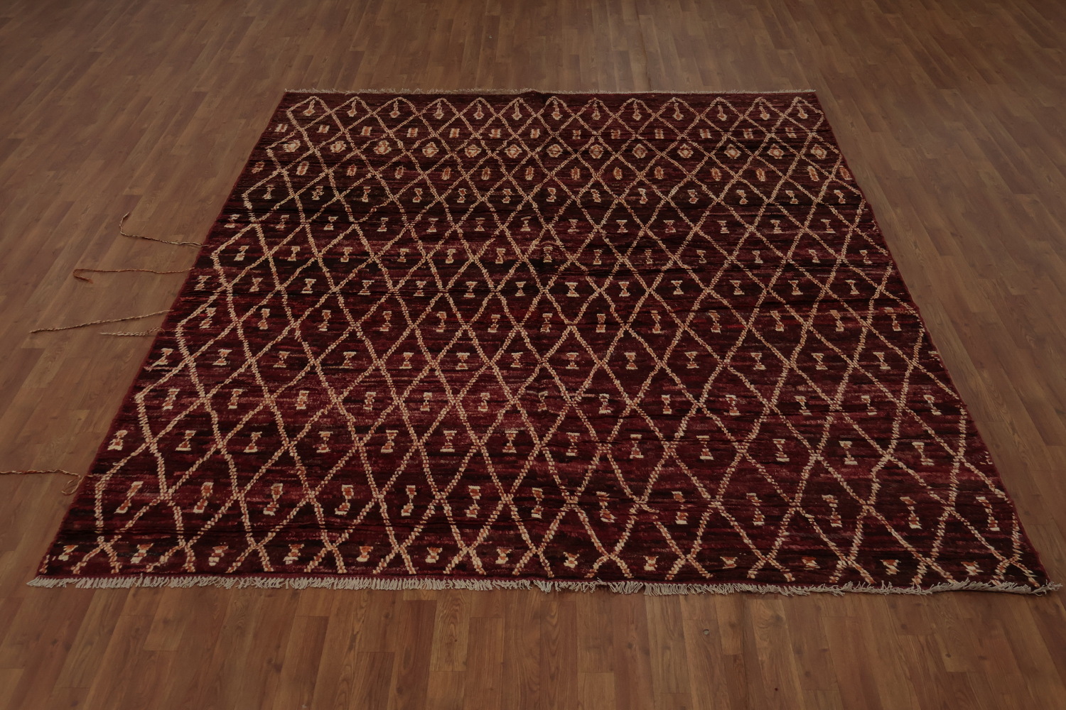 Luxurious Maroon Rug with Intricate Diamond Pattern Details 8'x10'