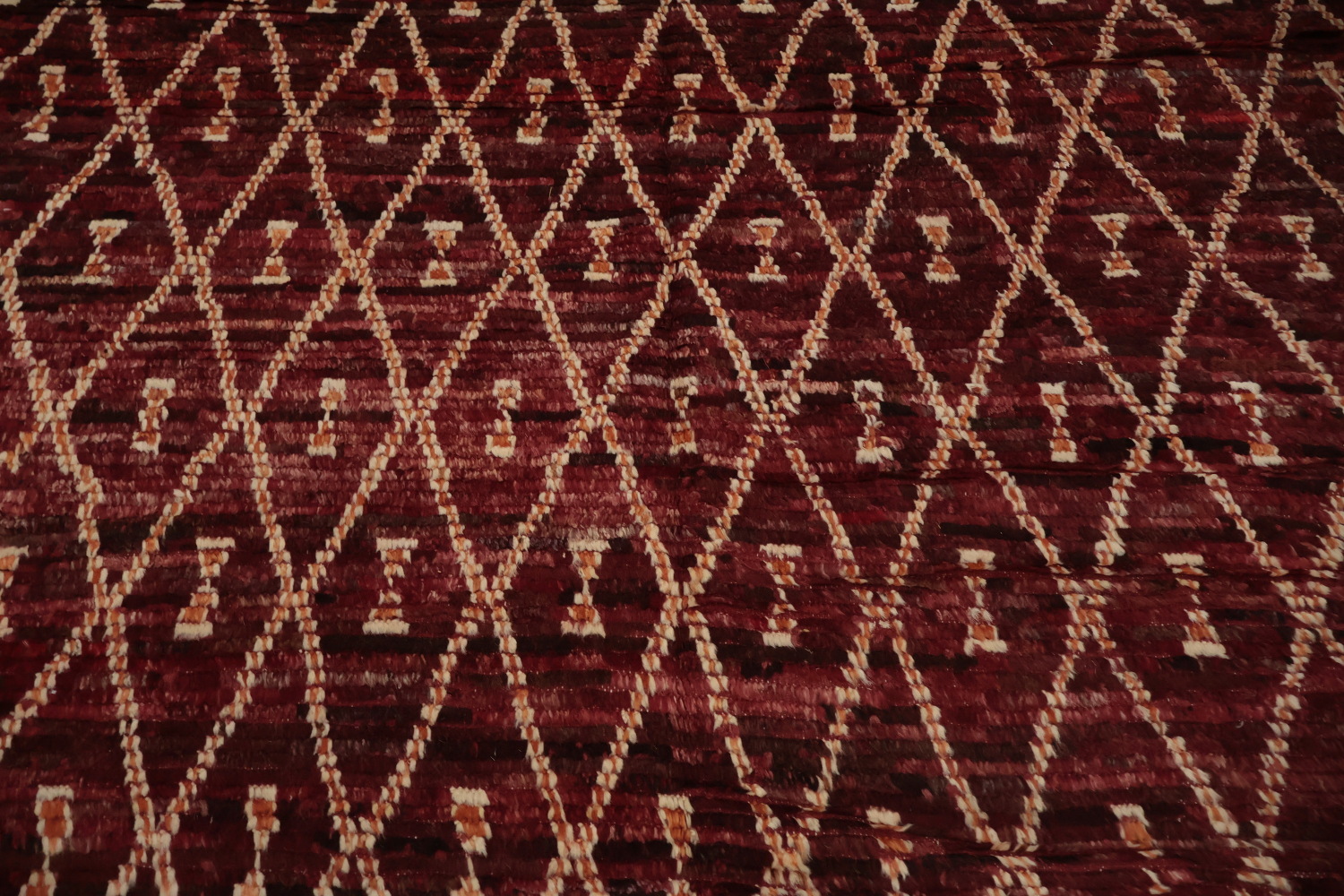 Luxurious Maroon Rug with Intricate Diamond Pattern Details 8'x10'
