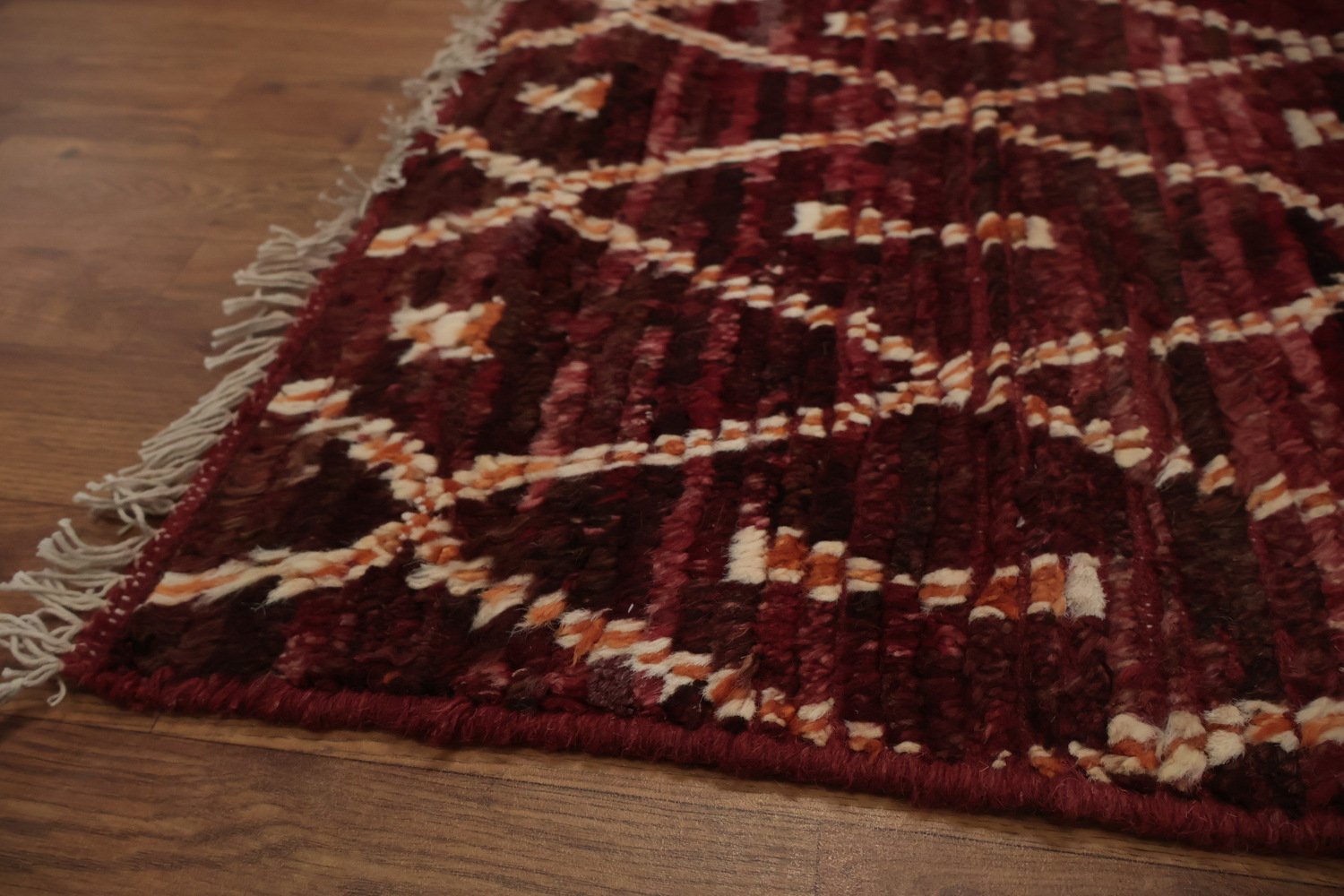 Luxurious Maroon Rug with Intricate Diamond Pattern Details 8'x10'