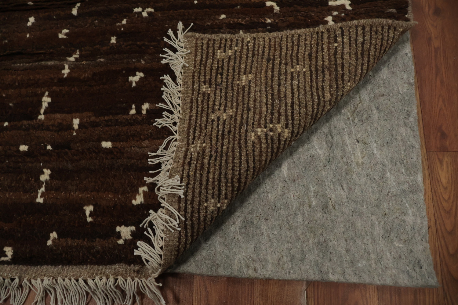 Sleek Moroccan Area Rug 6x9 Adorned with Unique Central Diamond