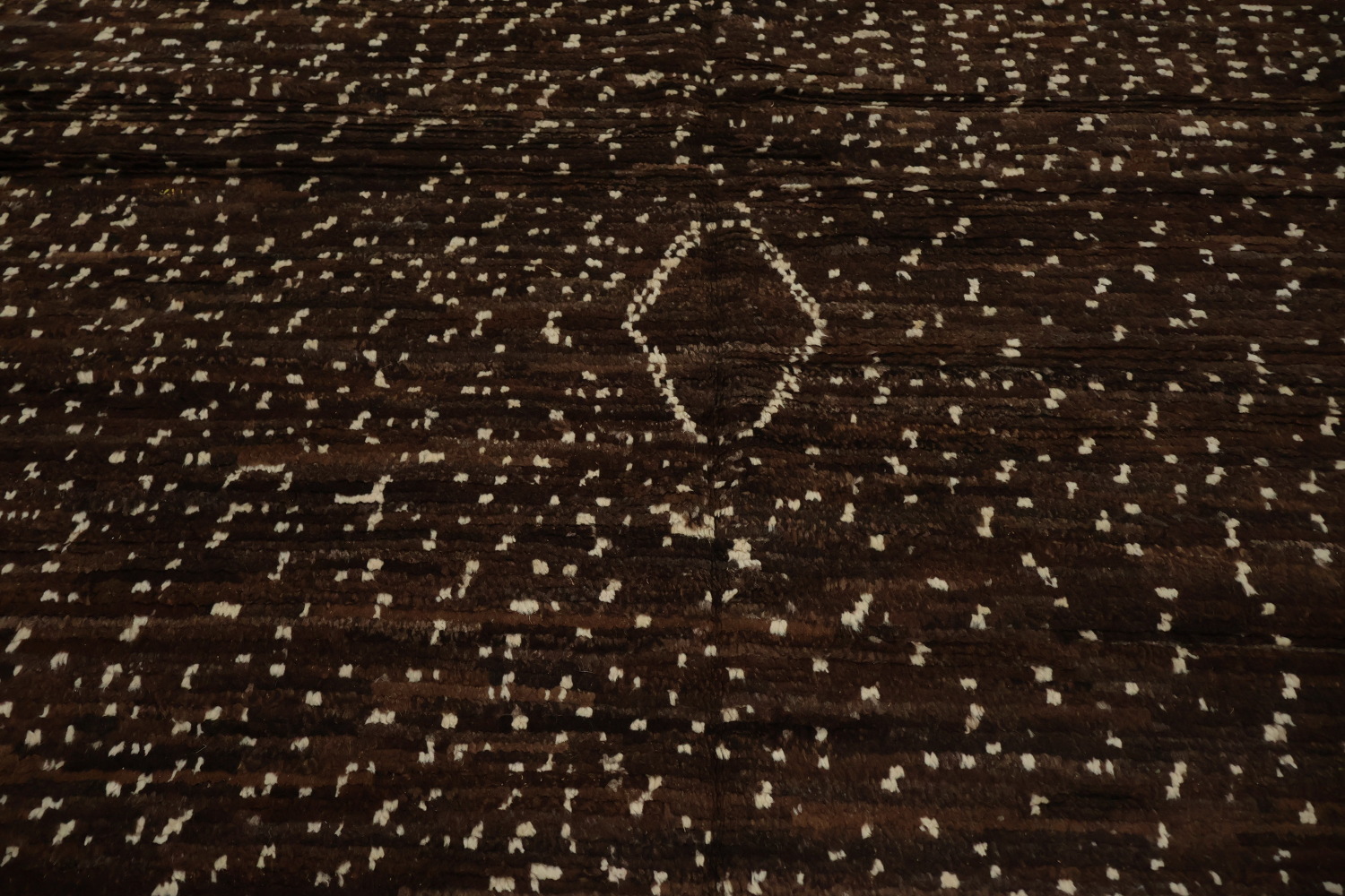 Sleek Moroccan Area Rug 6x9 Adorned with Unique Central Diamond