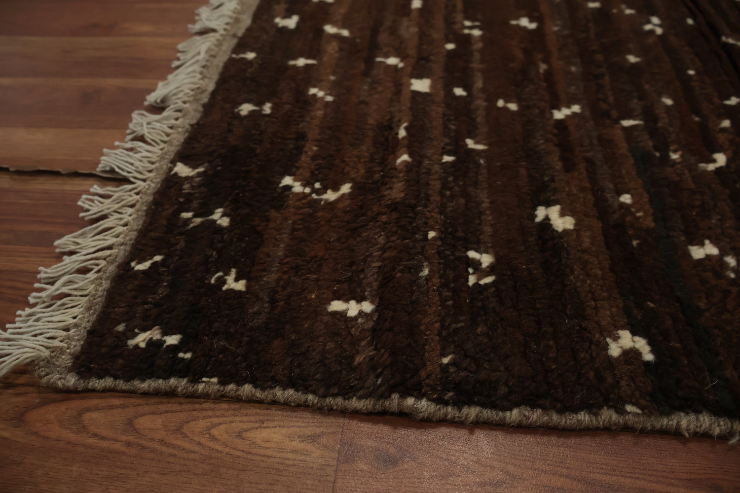 Sleek Moroccan Area Rug 6x9 Adorned with Unique Central Diamond