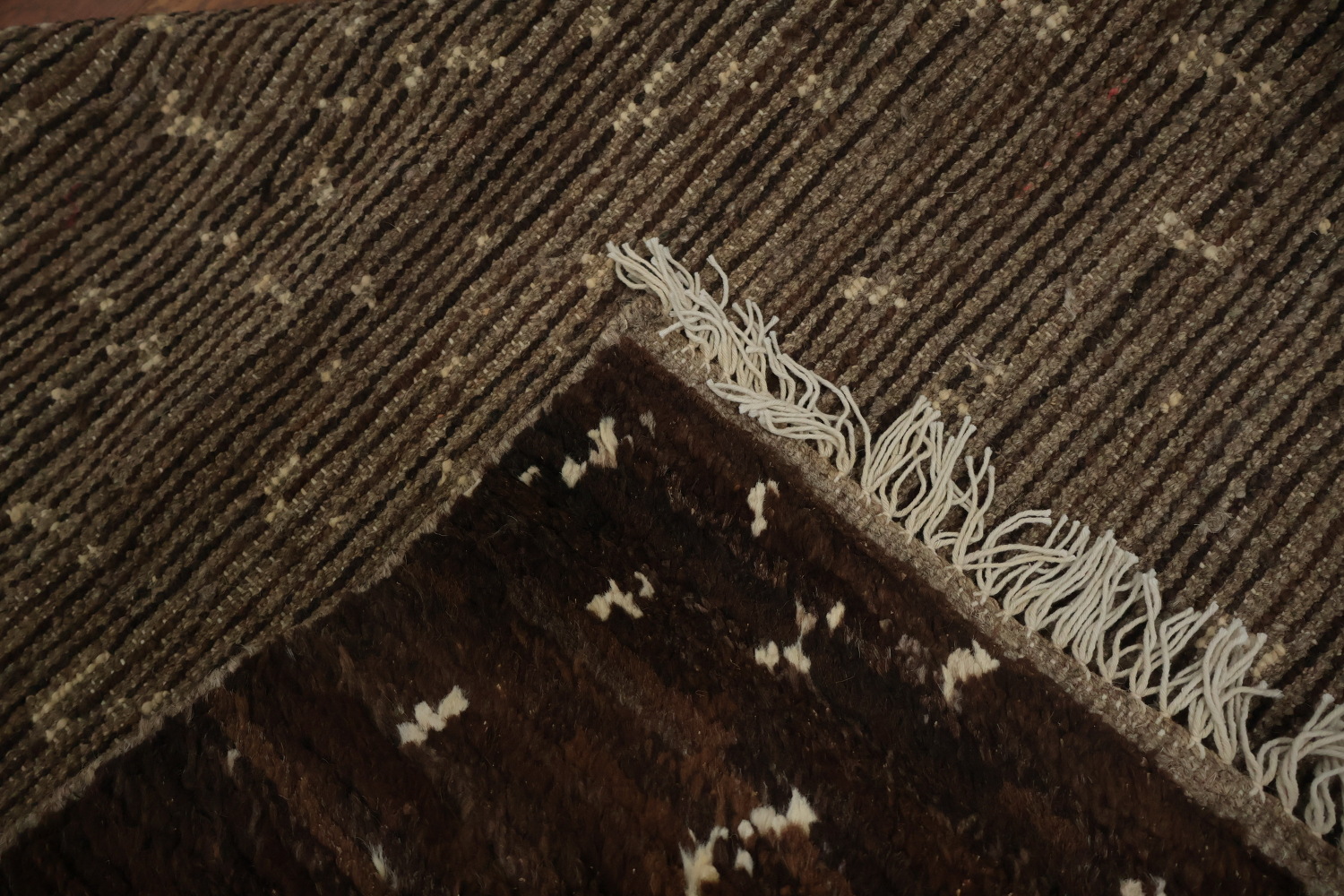 Sleek Moroccan Area Rug 6x9 Adorned with Unique Central Diamond