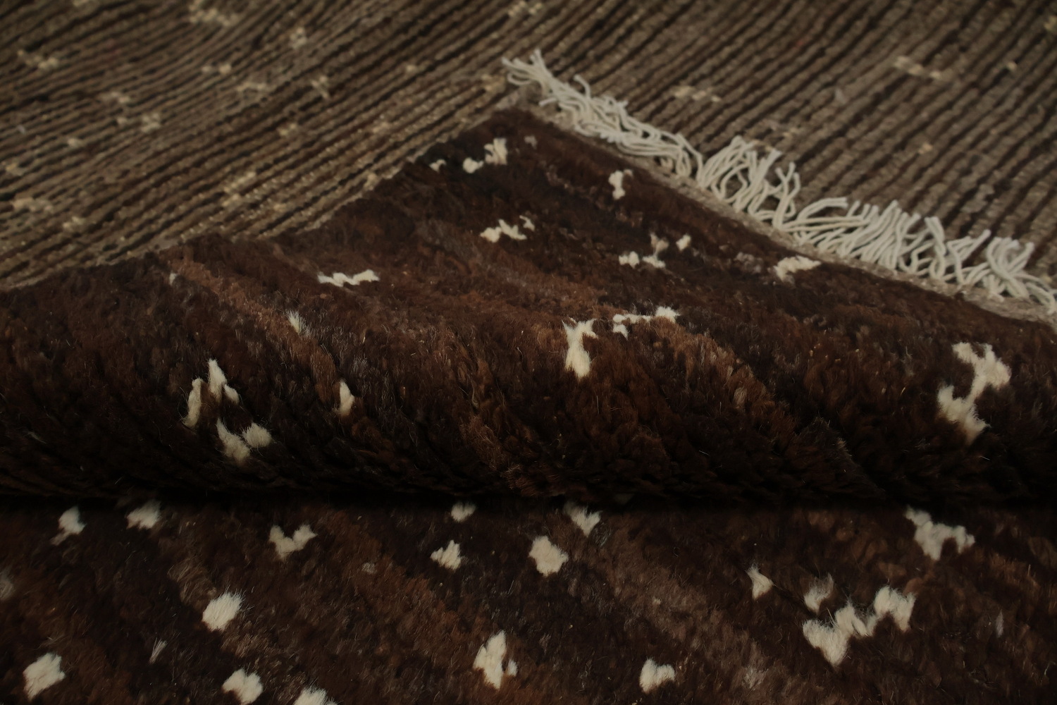 Sleek Moroccan Area Rug 6x9 Adorned with Unique Central Diamond