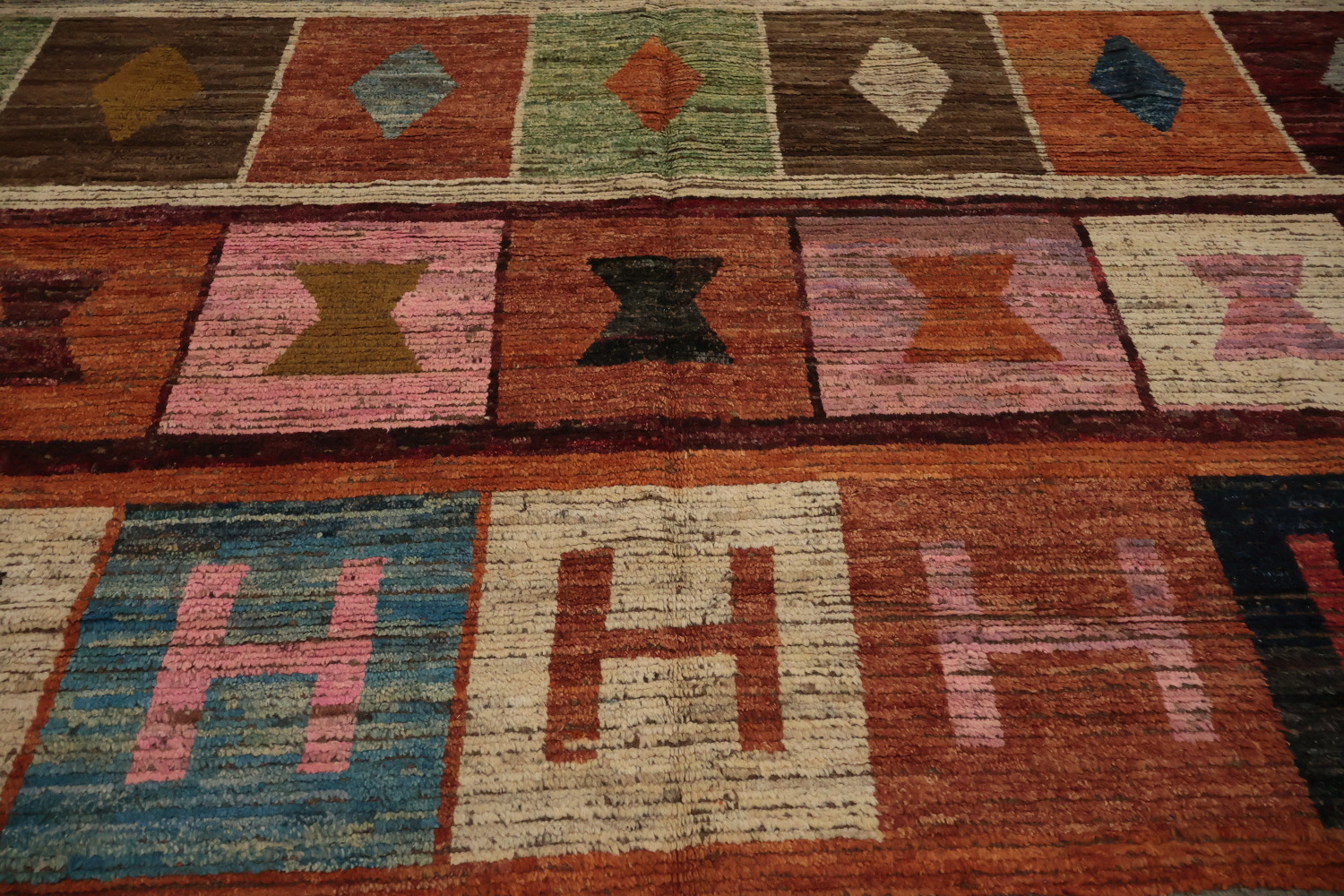 Stylish Moroccan Large Area Rug 10x14 for a Modern Home Atmosphere