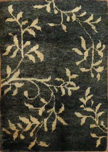 Modern Leaf Art Rug with Dark Background Elegance 5x7