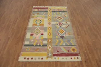 Elegant Warmth: Colorful Handmade Rug 5x8 for Living Spaces