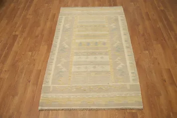 Soft Minimalist Kilim Wool Rug 3x5 with Subtle Geometric Design
