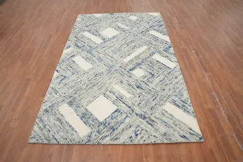 Elegant Interlocking Pattern on a Chic Modern Area Rug 5x8