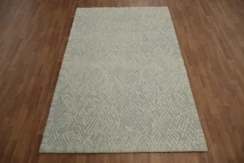 Refined Area Rug 5x8 with Contemporary Geometric Design Style