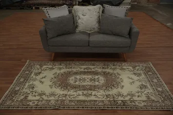 Classic Beauty: Intricate Floral Motif Rug Enhances Any Room 4x7