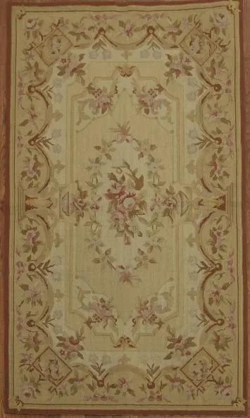 Classic European-inspired floral motifs in a vintage cream rug design 3x4