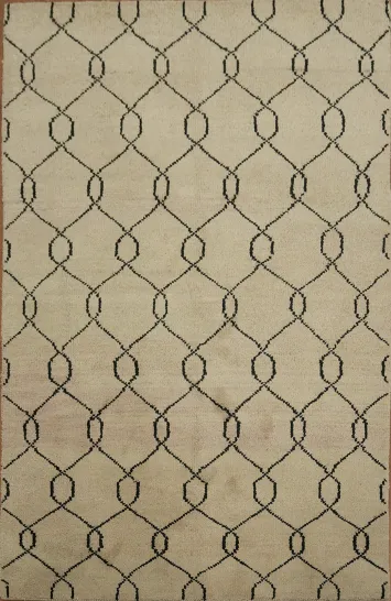 Stylish beige carpet featuring contemporary chain design 5x8