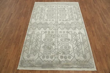 Minimalist Grey and Ivory Rug with Artistic Geometric Designs 5x8