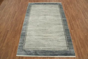Minimalist Gray Rug with a Chic Blue Trim Design 5x8