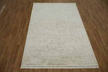 Minimalist Beige Rug with Delicate Patterns for Modern Homes 5x8