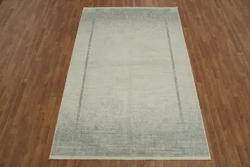 Elegant Minimalist Light Gray Area Rug for Modern Spaces 5x8