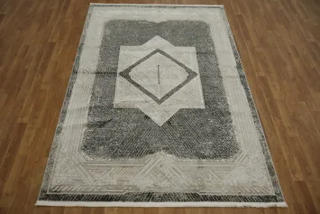 Elegant Gray and White Geometric Rug for Subtle Decor Touch 5x8