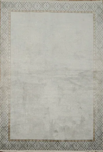 Timeless Grey Rug Featuring a Discreet Geometric Border 5x8