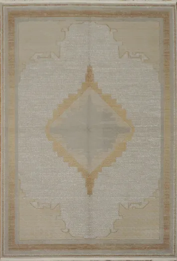 Sophisticated Neutral Toned Rug with Geometric Center Design 5x8