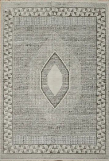 Sophisticated Gray Rug with Intricate Border Detailing 5x8