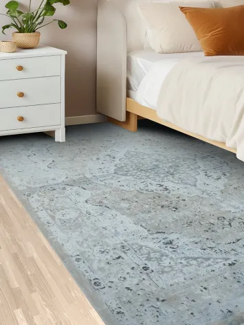 Elegant Vintage-Style Rug with Classic Ornamented Pattern 5x8