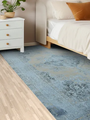Classic Intricate Patterned Rug in Soft Blue and Beige 5x8
